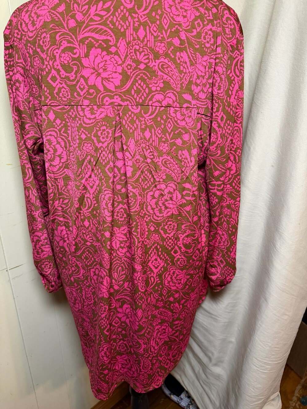 Dear Scarlett Lizzy 3/4 Sleeve Split Neck Top in Hot Pink and Brown Floral - Picture 3 of 4